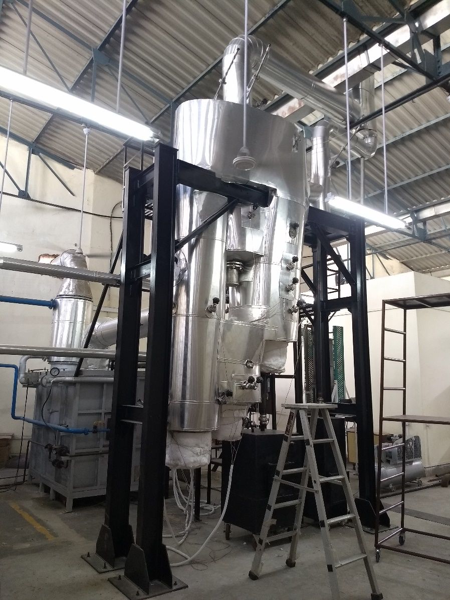 Pilot-scale bubbling fluidized bed gasifier with insulated reactor and steel support frame
